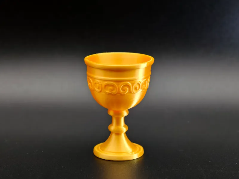 金色酒杯