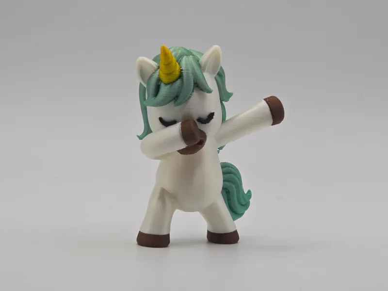 Adorable figurine de licorne faisant le dab