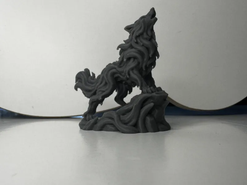 Lobo Majestoso Strata | Escultura Detalhada Uivando