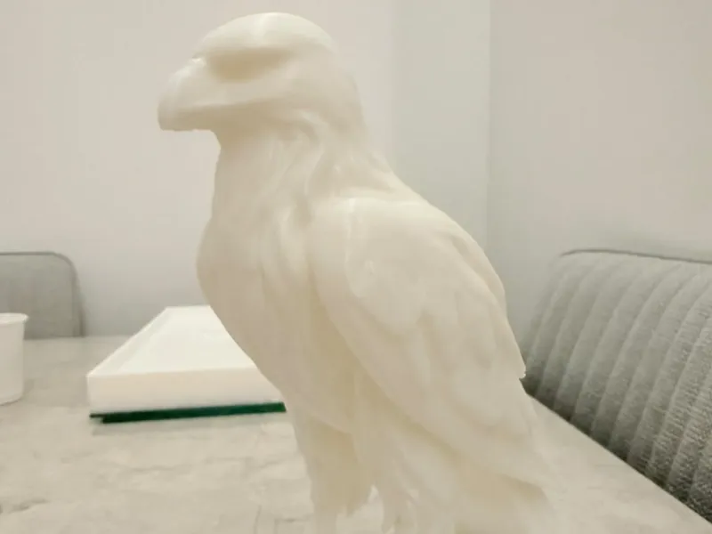 Águila decorativa de pie.