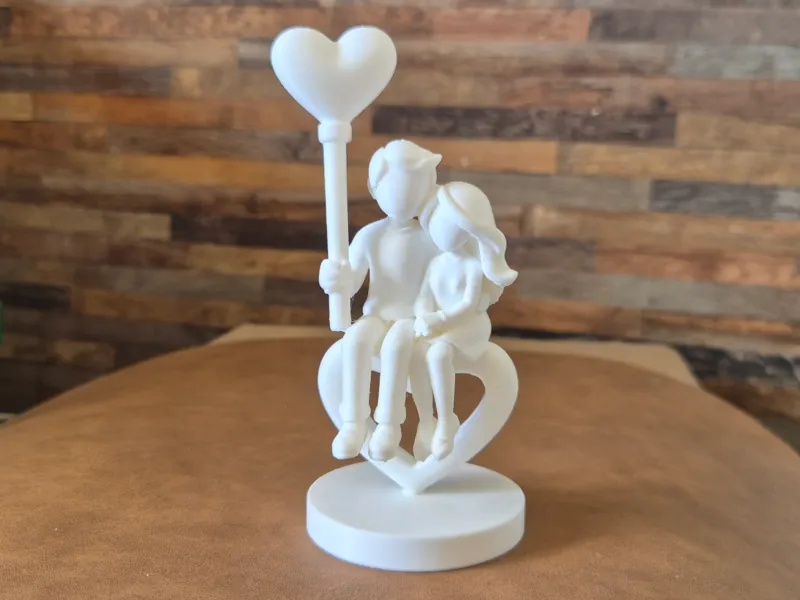 Sculpture couple minimaliste assis sur coeur