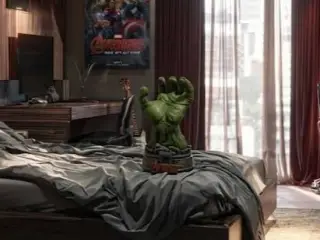 Hulk Statue (Games controller stand)