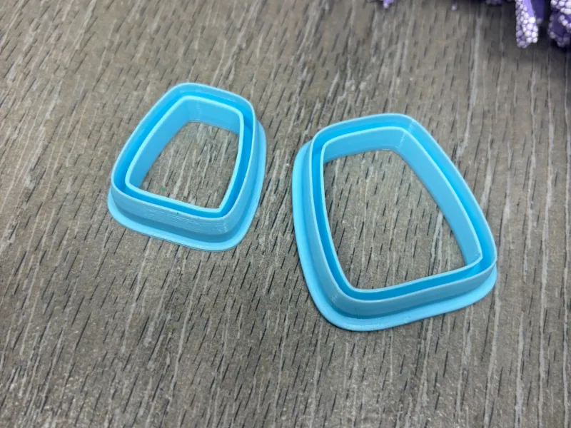 CORTADOR DE ARGILA COM BORDA EM FORMA DE TRAPÉZIO