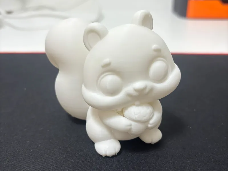 Figurină chibi cu pui de veveriță