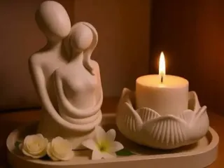 Escultura Abraço Eterno & Porta-Vela Lótus – Kit Minimalista