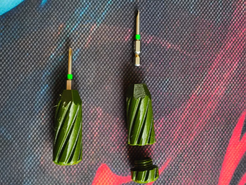 Medium screwdriver handle with hex bits