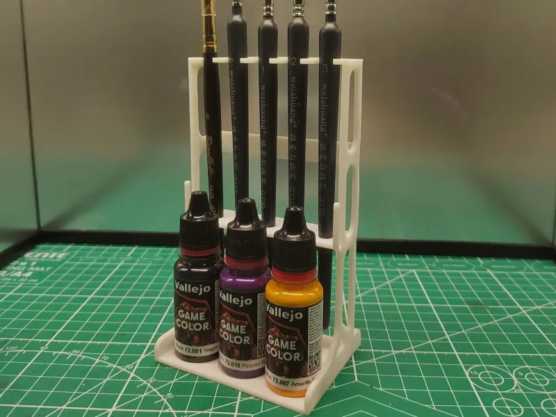 Ergonomic paintbrush holder