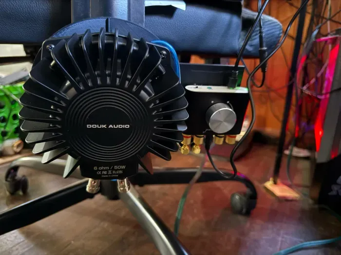 Montajes Douk Audio BS-1 Bass Shaker para sillas estilo racing