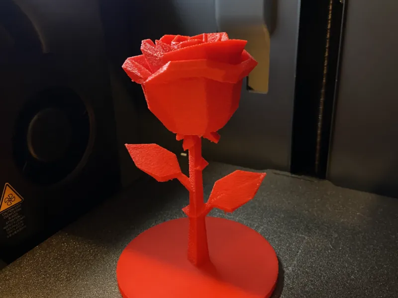 Rosa roja con base
