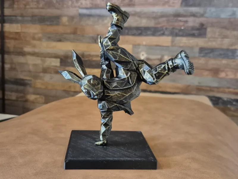 Breakdance konijn sculptuur street art