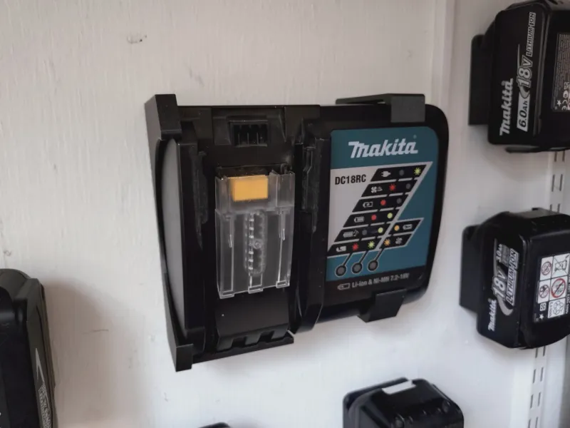Suport de perete pentru încărcătorul Makita DC18RC