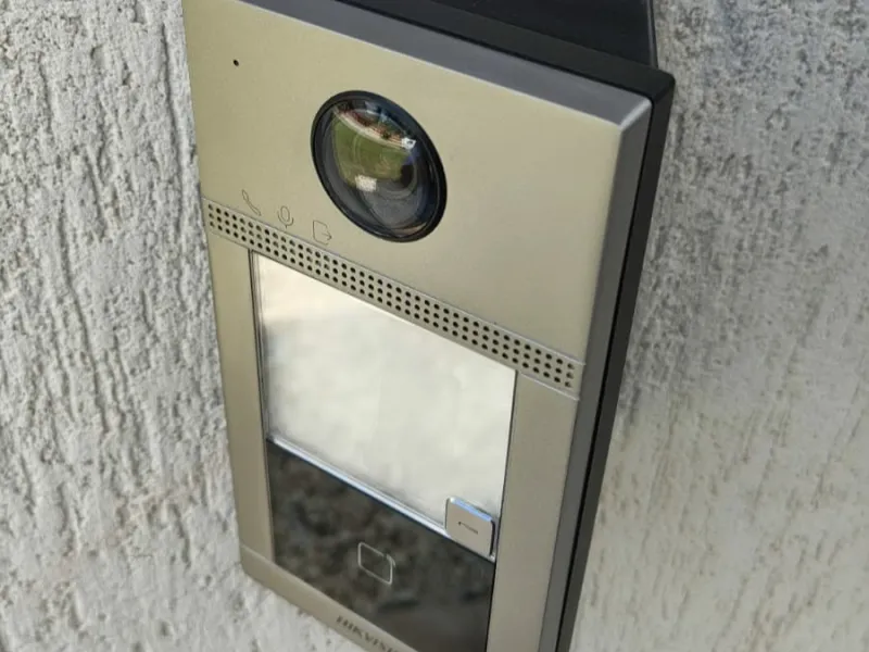 caja separador 45° Portero Hikvision
