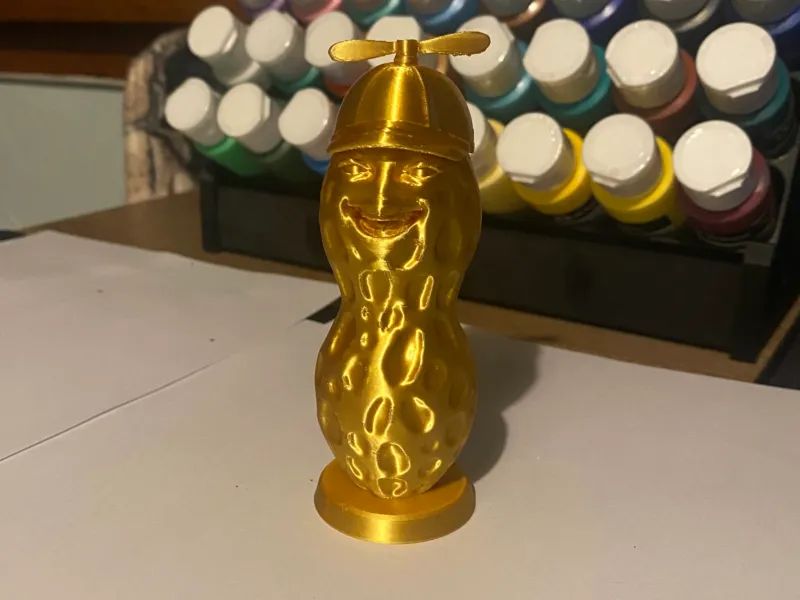 L'arachide bruciata dorata con cappello a elica rotante
