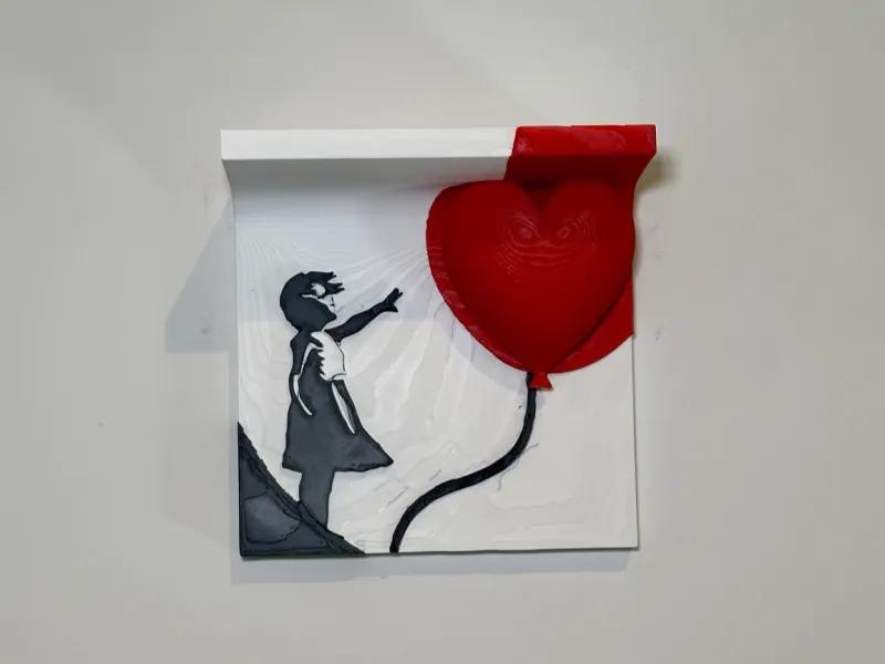 Niña con globo – Estante flotante de arte callejero