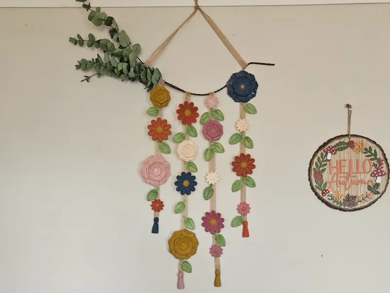 Colgante de pared de flores con efecto de ganchillo