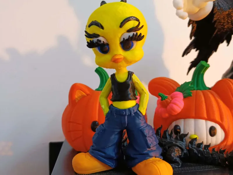 Tweety poartă o ținută lejeră formată din mai multe piese