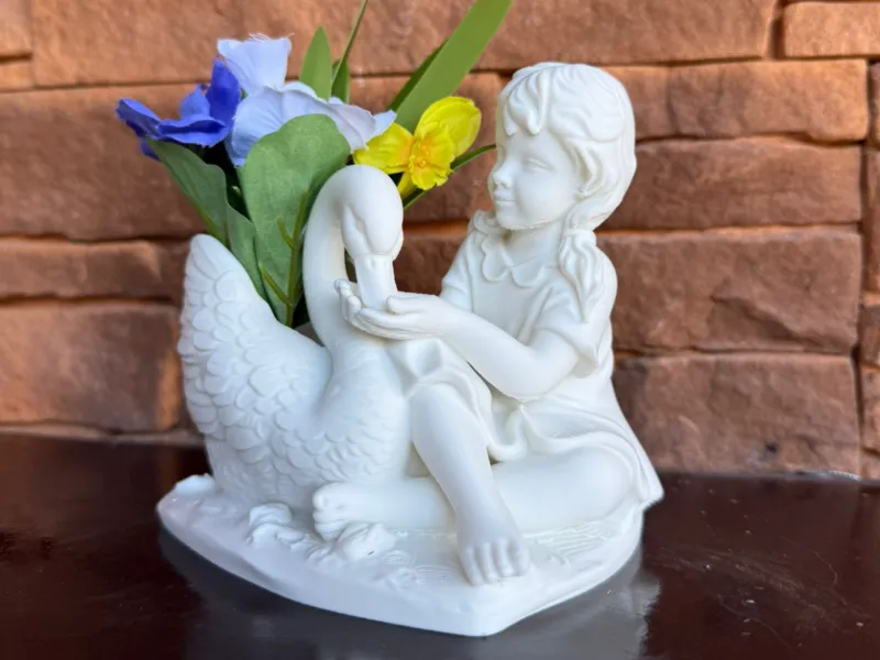 Table figurine