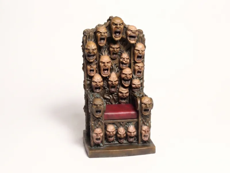 Trono de rostros de horror