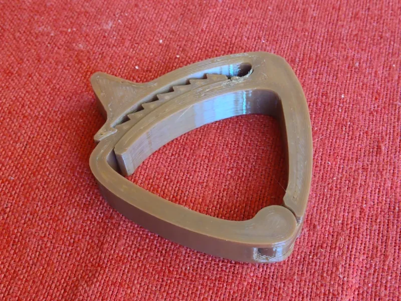 Carabiner / cable clamp