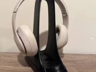 Minimalist Headphone Stand