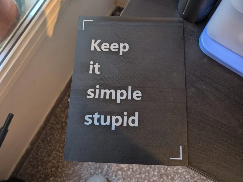 Cartel «Keep it simple stupid» bicolor (KISS) – 192×256 mm