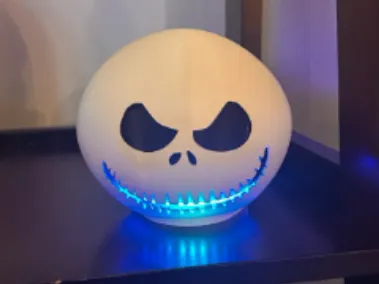 Оболочка для Alexa в виде Джека Скеллингтона с подсвечивающимся ртом во время разговора