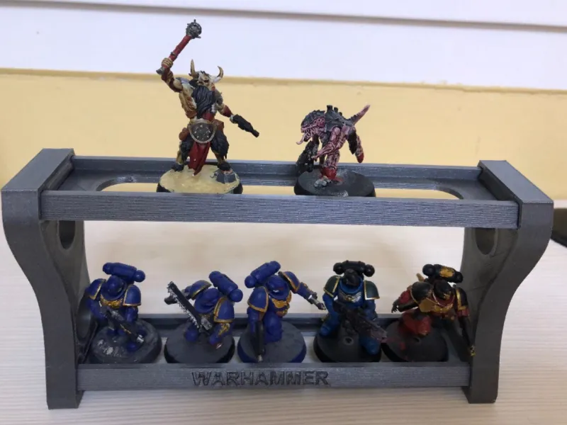 28mm tabanlı minyatürler için raf tutucu