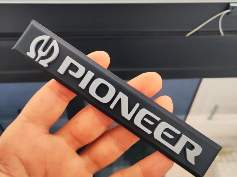 Texto en relieve Pioneer