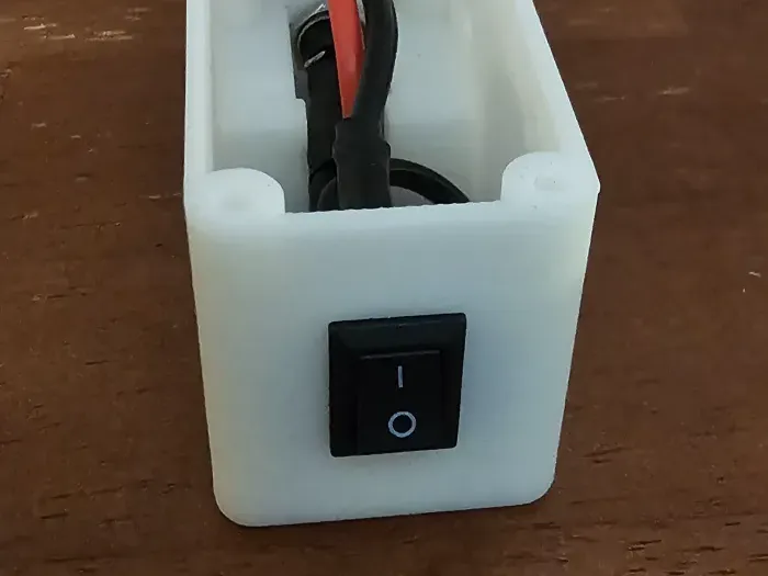 boîte d'alimentation 12 V avec mini interrupteur à bascule