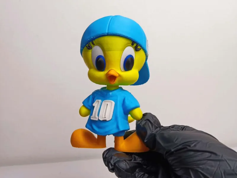 Tweety indossa abbigliamento sportivo in più pezzi e colori