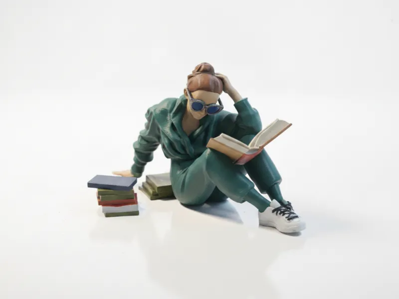 تمثال امرأة جالسة تقرأ كتاباً قابل للطباعة ثلاثية الأبعاد