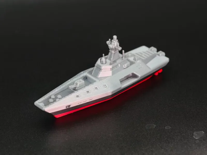 Navio de guerra futurista que flutua na água