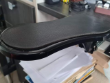Support under the arm on the table-0