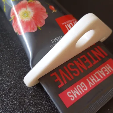 Simple_Toothpaste_Squeezer-1