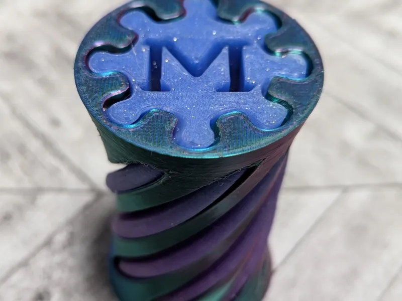 Fidget Espiral Letra M Torção 180 Graus Passante