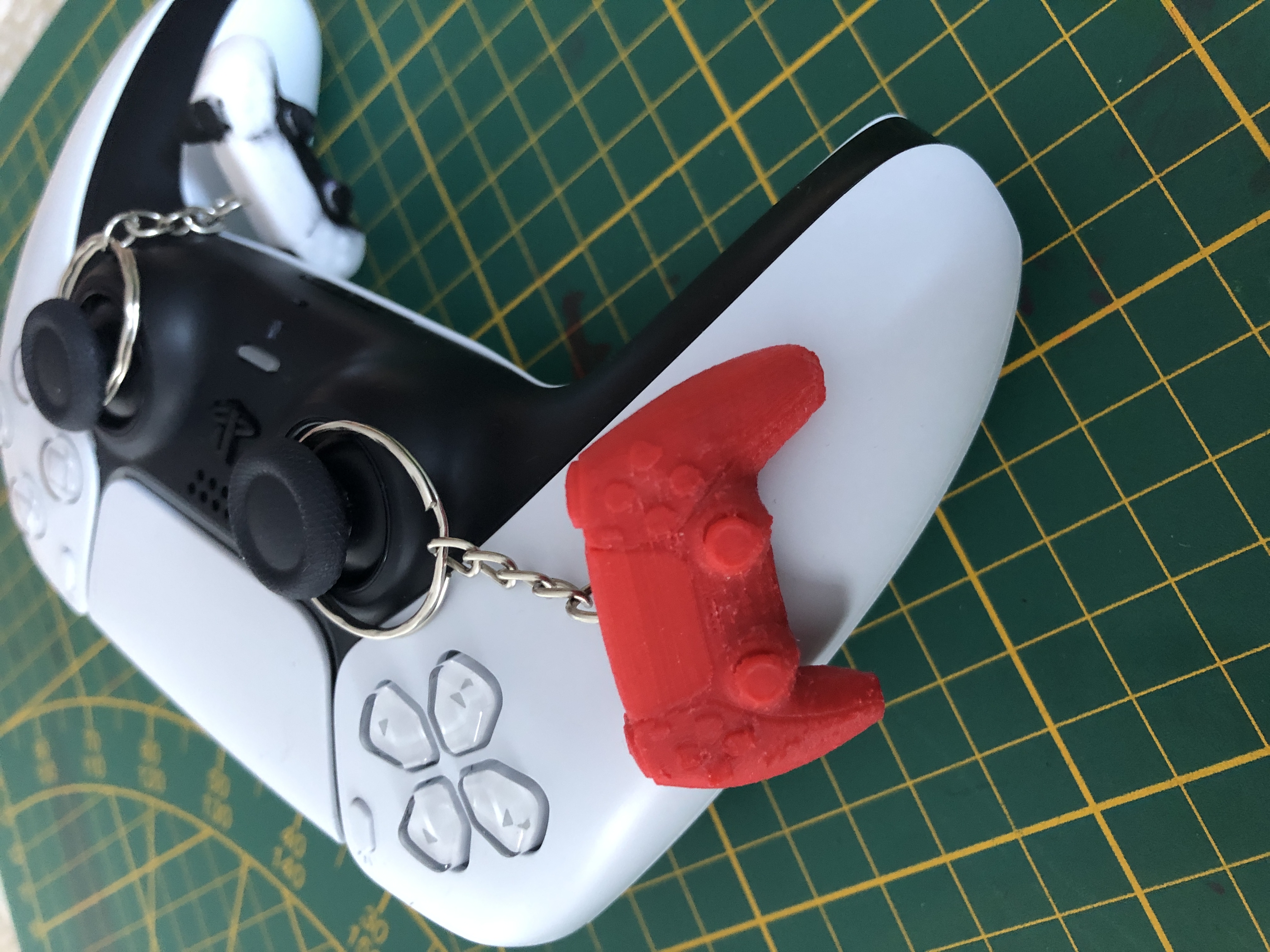 Fichier STL gratuit Porte-clés PS5 🎨·Plan pour imprimante 3D à Fichier STL gratuit Porte-clés PS5 🎨·Plan pour imprimante 3D à