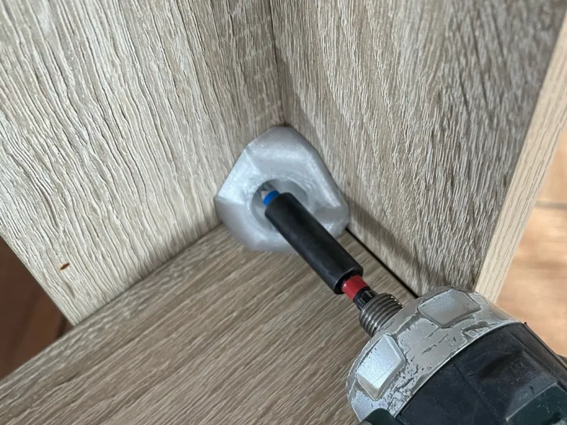 3-walls corner bracket with cap