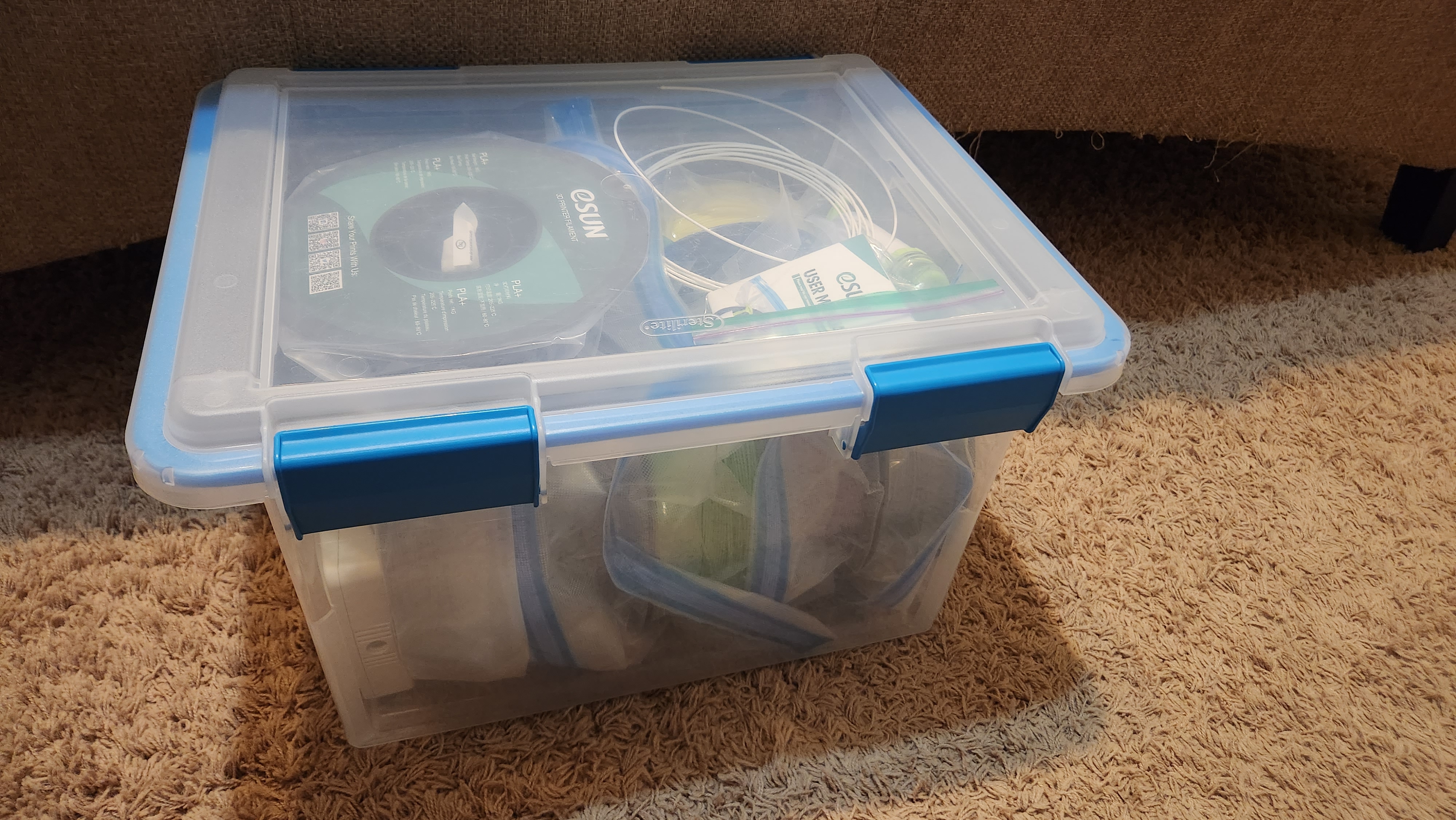 Vacuum sealed filament container