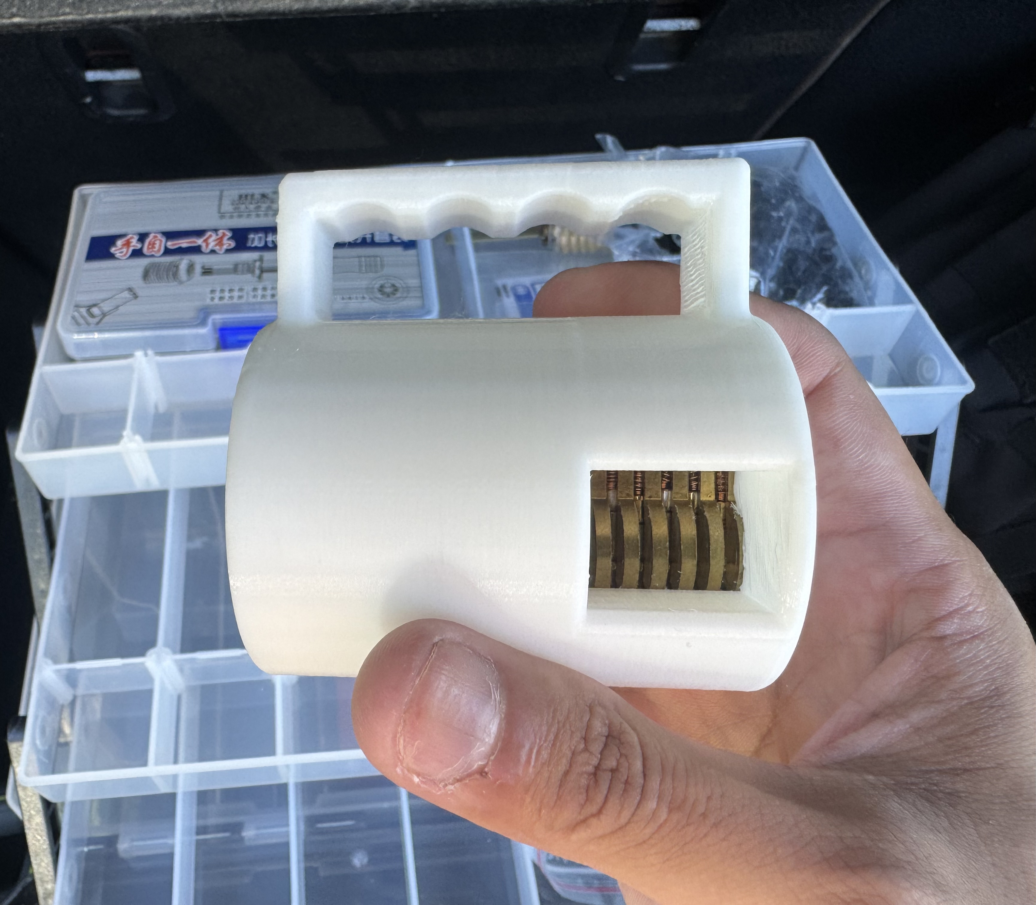 Forza Il Lucchetto Del Cancello. Arrivano I Carabinieri, Ma Era Il Nuovo Affittuario Della Casa