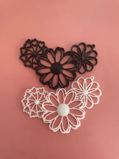 Necklace with a floral motif-0