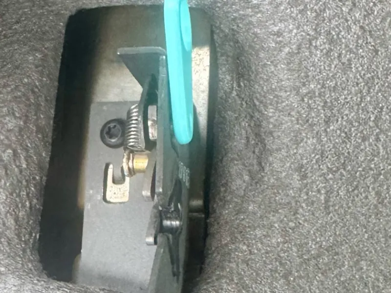 Tirador del pestillo para la liberación del asiento trasero del Ford F150