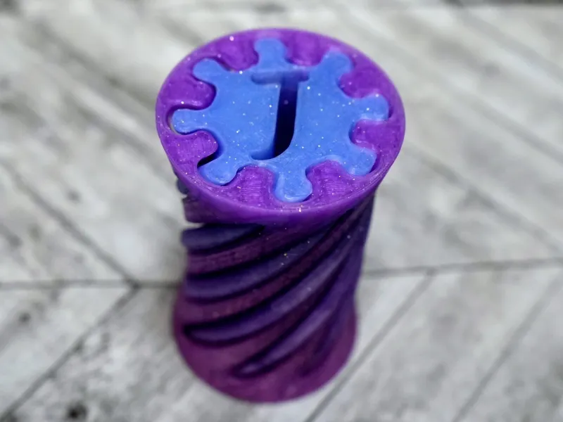 Fidget Espiral con Letra J Interna y Giro de 180 Grados Pasante