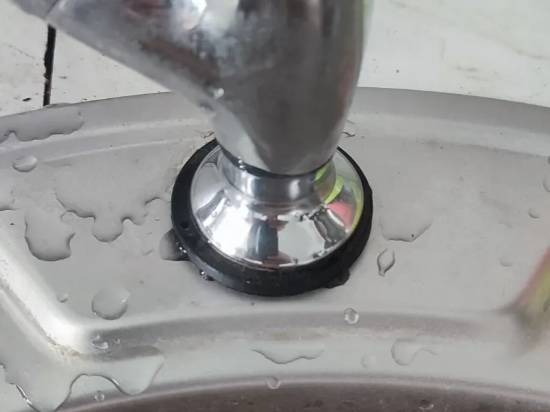 Écrou et rondelle pour la fixation du robinet de cuisine