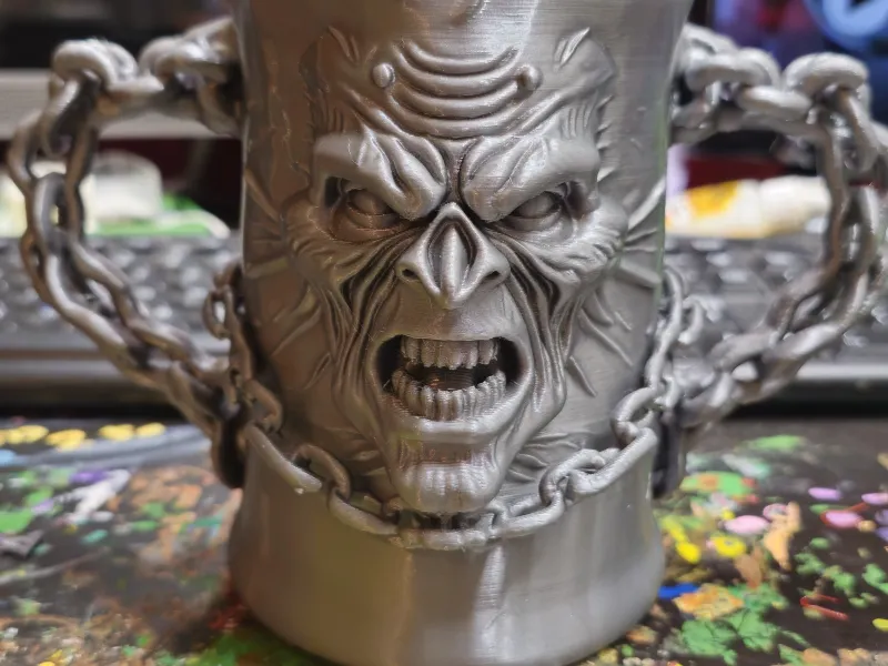 Держатель для кружек, вдохновленный Iron Maiden