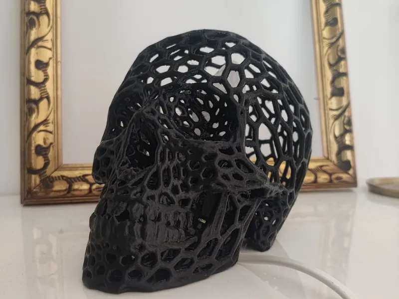 skull lamp Voronoi – Remixed Base (easy print) + Lightbulb