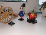 Una maqueta de un cañón antiguo-2