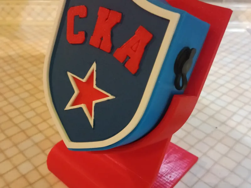 Logotipo de mesa da equipe de hóquei SKA com iluminação.