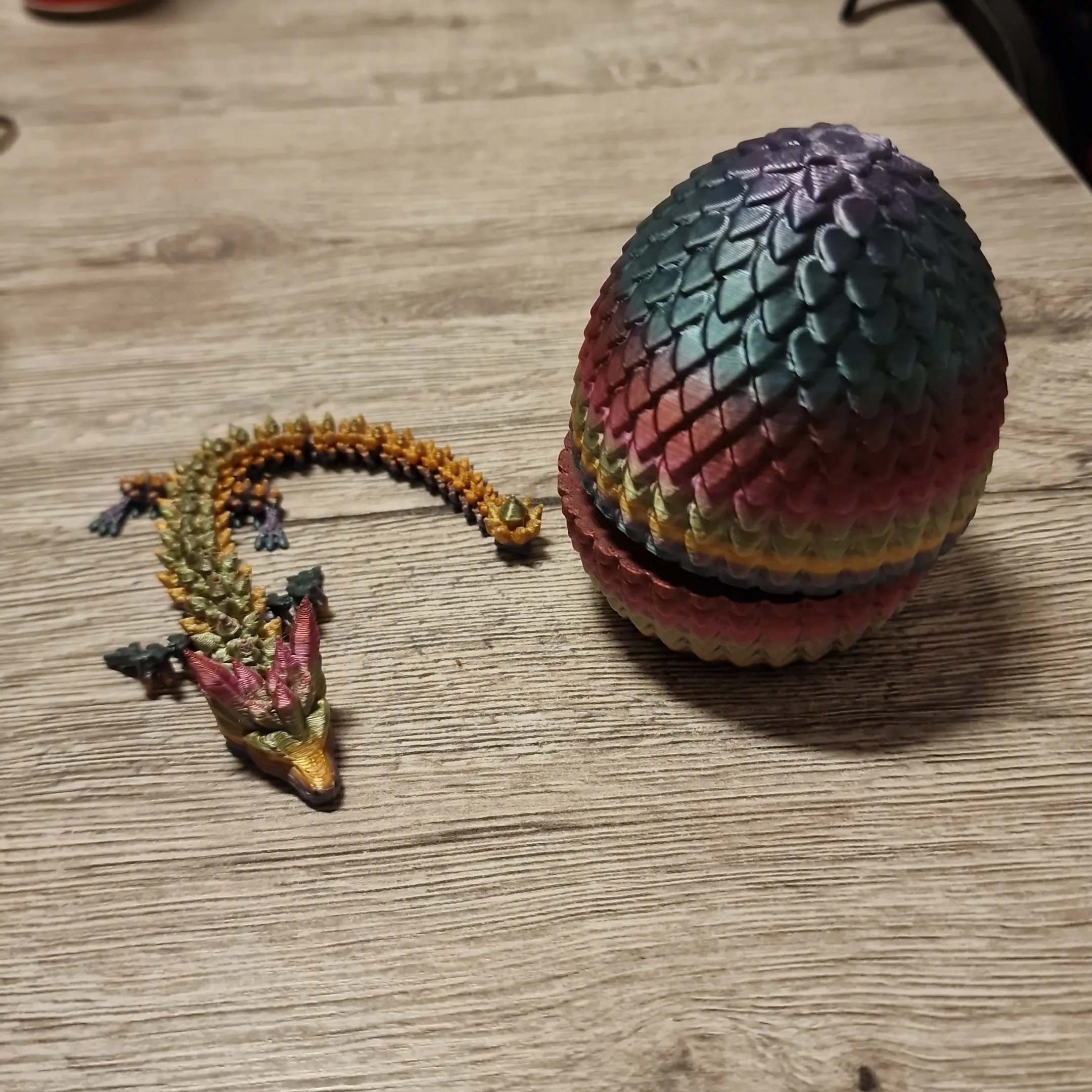 Drache mit Ei