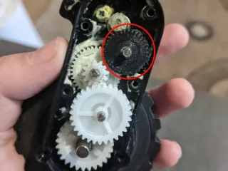 The gear wheel of the DEXP robot vacuum cleaner