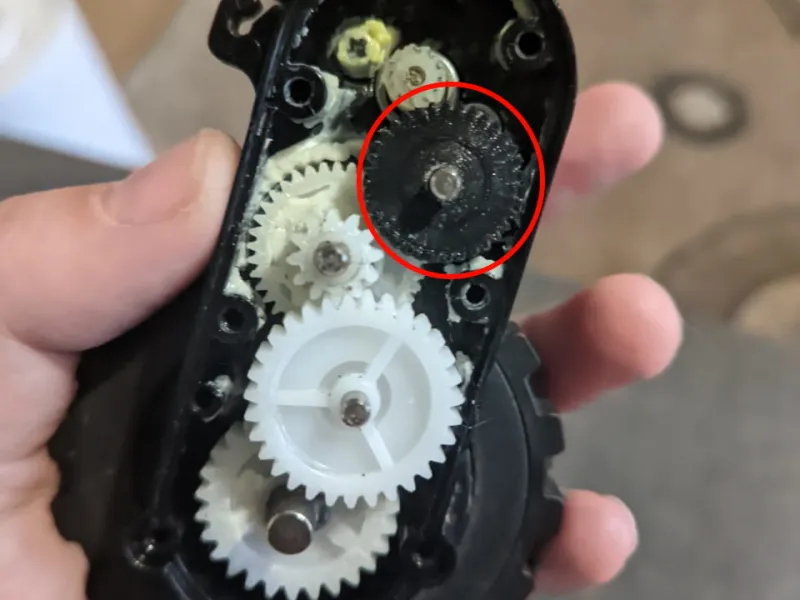 The gear wheel of the DEXP robot vacuum cleaner